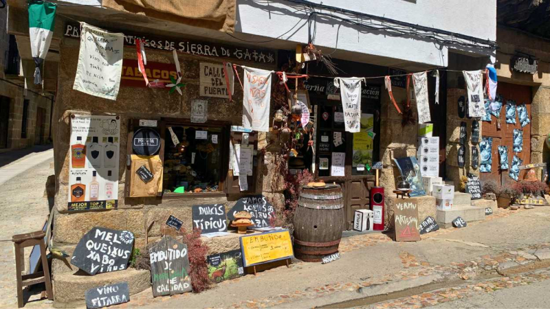 Tienda en San Martín de Trevejo donde comprar su exquisita miel y embutidos. Irene G. Domínguez Tienda en San Martín de Trevejo donde comprar su exquisita miel y embutidos. Irene G. Domínguez
