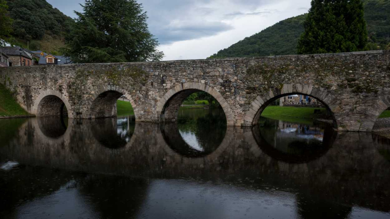 Puente Romano o Puente de los Peregrinos de Molinaseca bajo la lluvia.