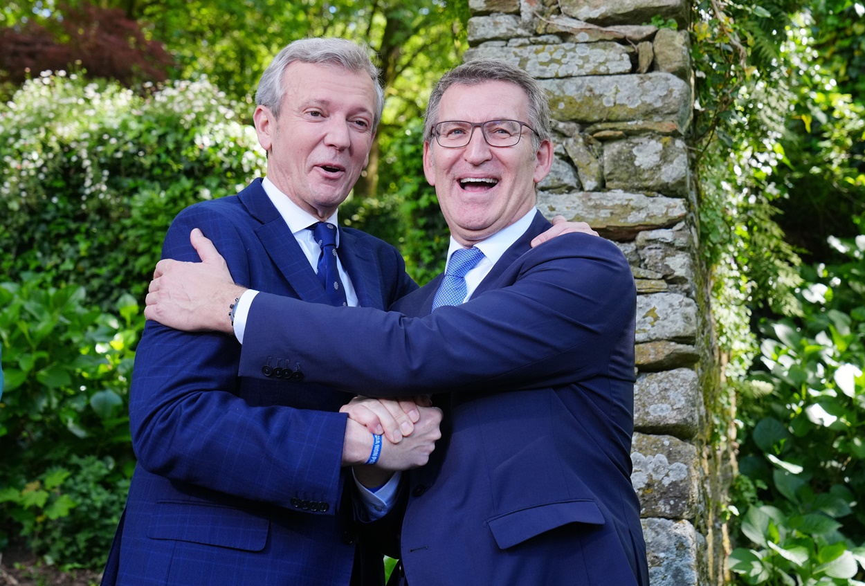 Feijóo y Rueda en la toma de posesión del segundo como presidente de la Xunta de Galicia (Foto: Europa Press).