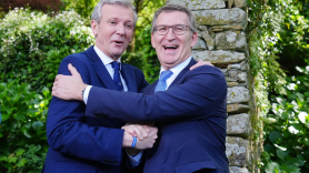 Feijóo y Rueda en la toma de posesión del segundo como presidente de la Xunta de Galicia (Foto: Europa Press).