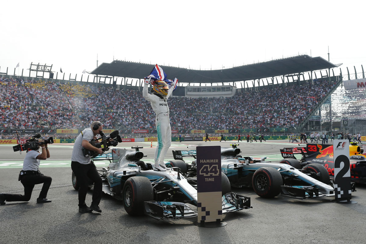 El británico Lewis Hamilton (c) de McLaren celebra al ganar el Campeonato Mundial durante el Gran Premio de México de Fórmula1 de Mexico