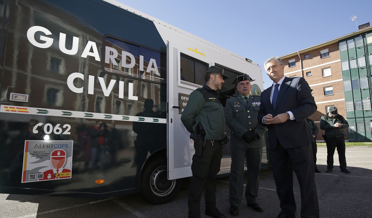 El director de la Guardia Civil, Leonardo Marcos, junto a dos agentes de servicio. EP