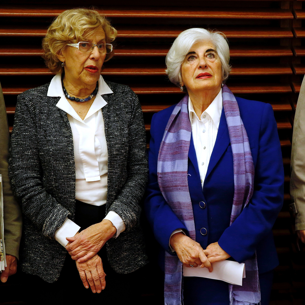 La alcaldesa de Madrid, Manuela Carmena, junto a Paca Sauquillo