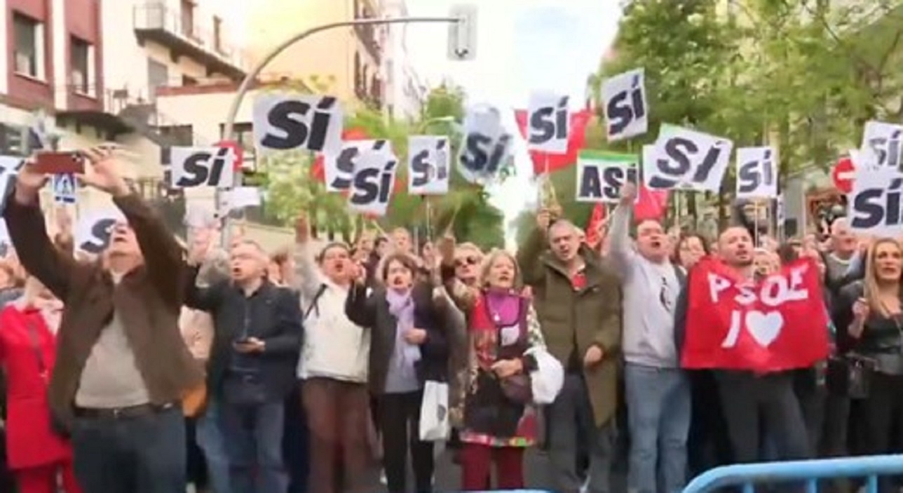 Manifestantes en apoyo de Sánchez en Ferraz. Twitter