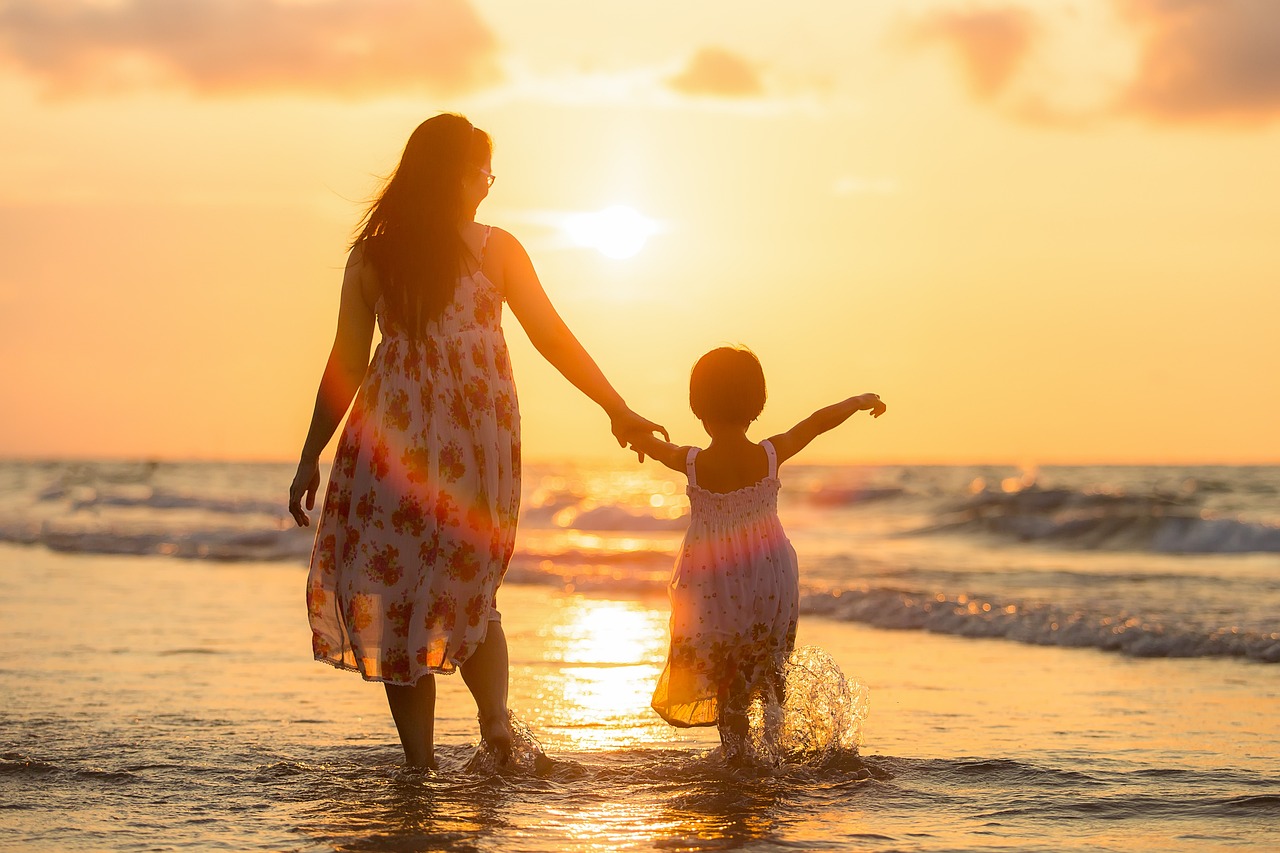 Madre e hija pasean por la orilla del mar / PIXABAY