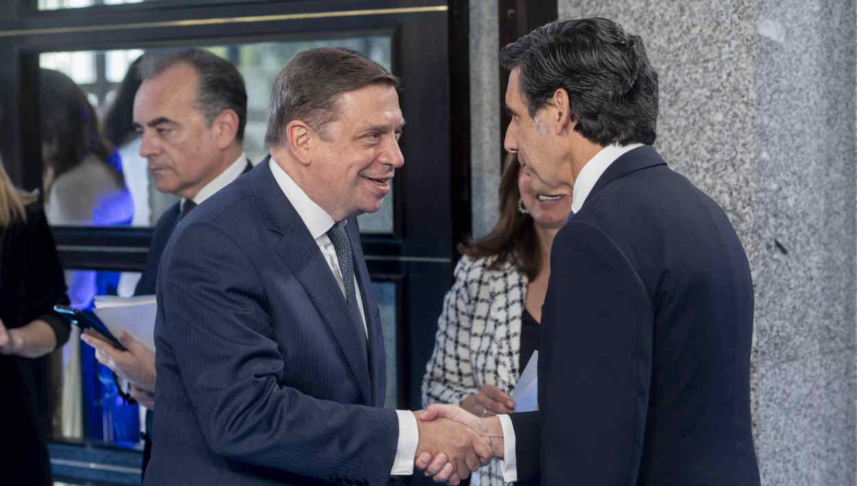 El presidente de Telefónica, José María Álvarez Pallete, saluda al minsitro de Agricultura, Luis Planas, a su llegada a la gala por el Centenario de Telefónica. EP