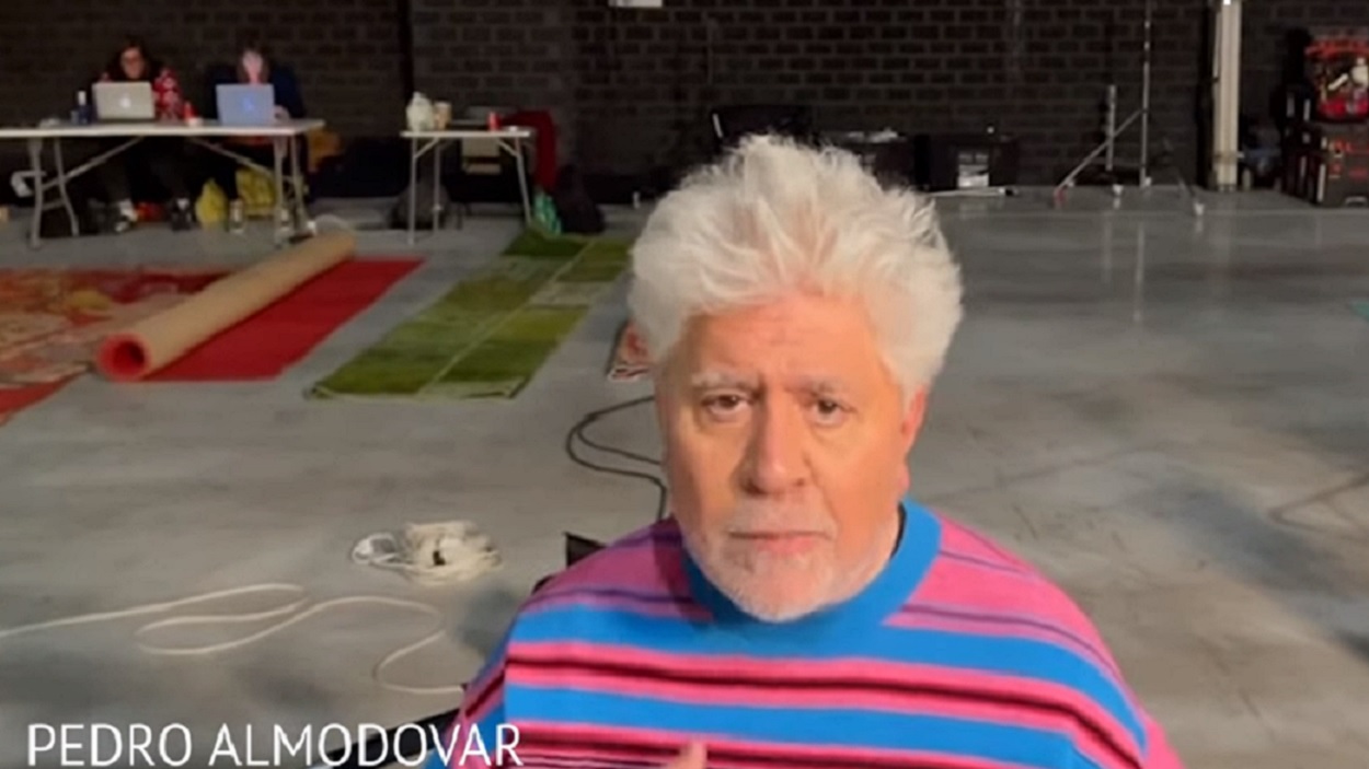 Pedro Almodóvar, dando un mensaje contra el genocidio palestino y en favor del alto el fuego. Para la Guerra