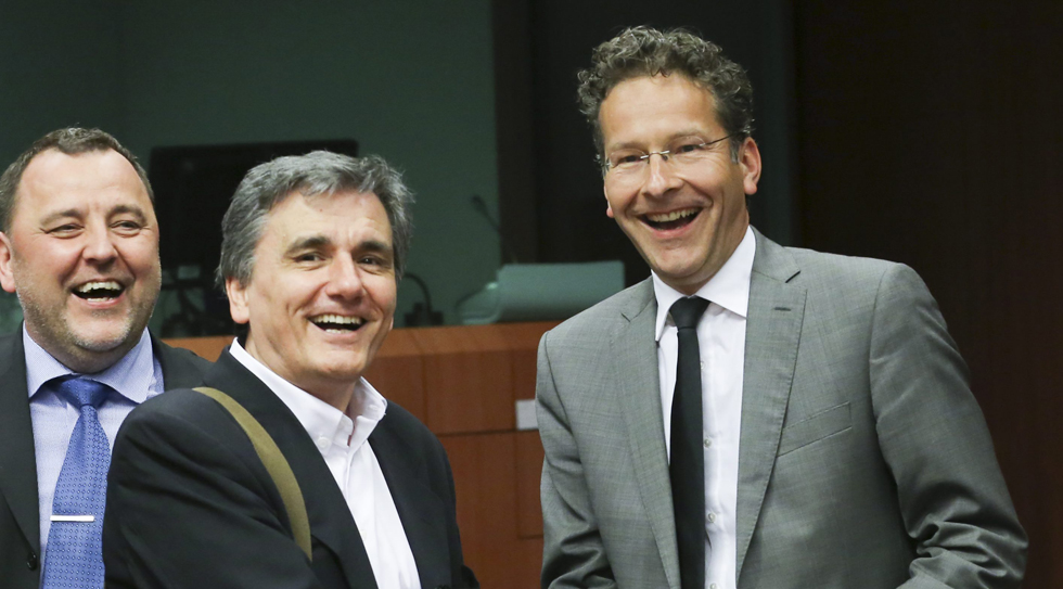 El presidente del Eurogrupo, Jeroen Dijsselbloem (d) saluda al ministro de Finanzas griego Euclides Tsakalotos este lunes en Bruselas