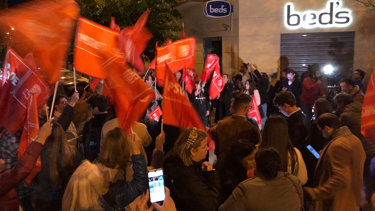 Cerca de medio centenar de simpatizantes socialistas se manifiestan a las puertas de Ferraz en apoyo a Sánchez. EP.