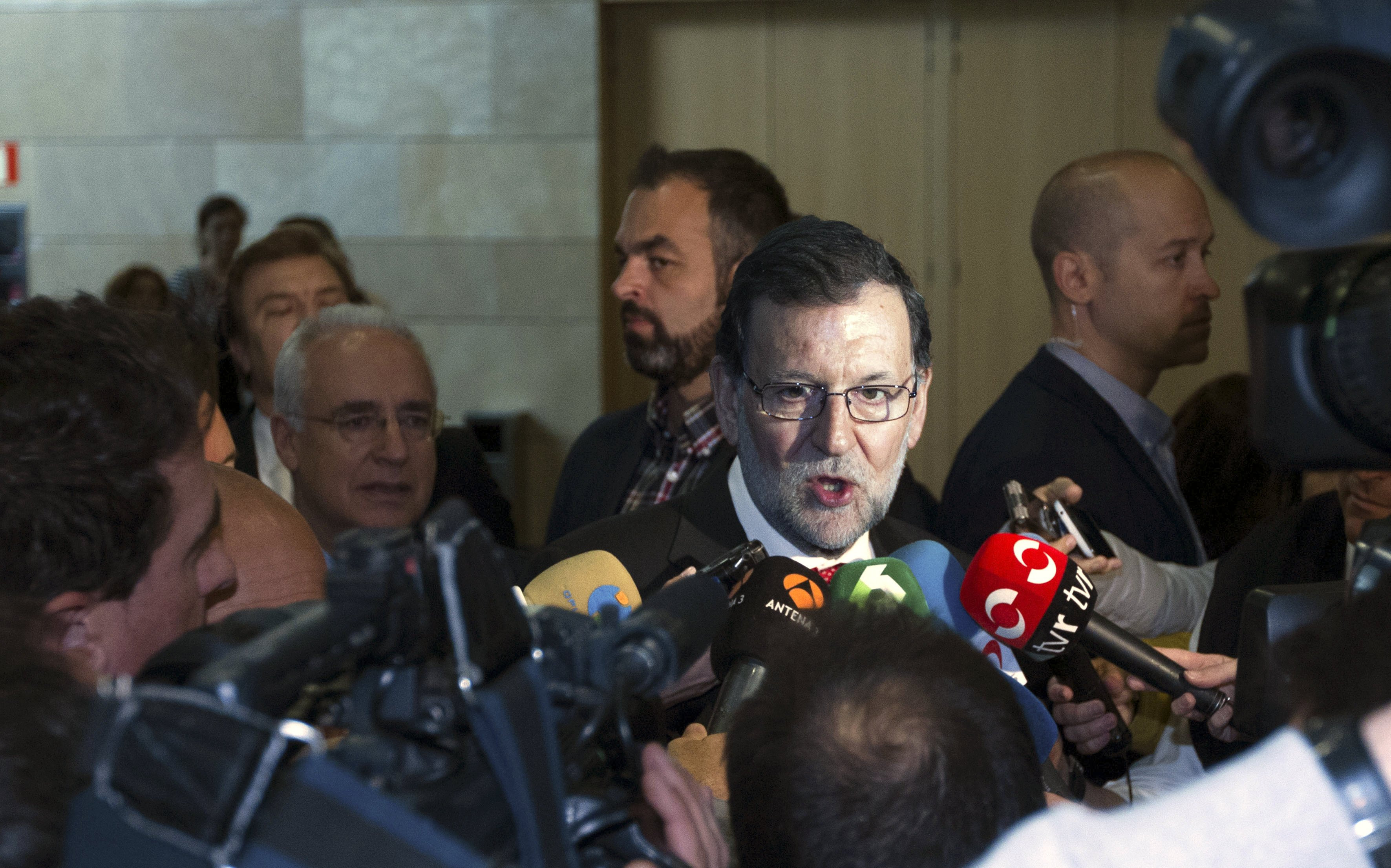 El presidente del Gobierno en funciones, Mariano Rajoy, ha afirmado hoy que el pacto alcanzado entre Podemos e IU responde a una coalición de "extremistas y radicales", que "no es lo que le conviene al progreso de España y del país". Eliminar