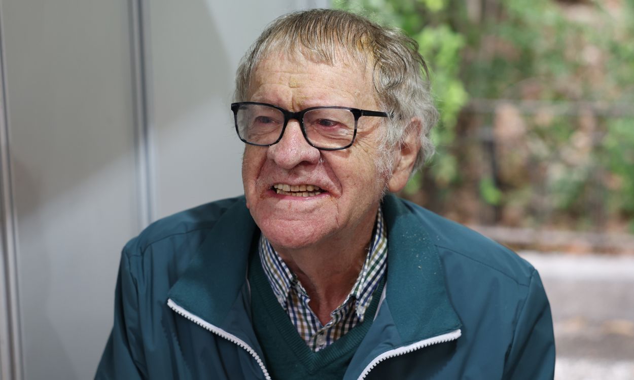 El hispanista Ian Gibson durante la firma de libros en la Feria del Libro de Madrid 2023, en el Parque del Retiro, a 27 de mayo de 2023. en Madrid (España). EP