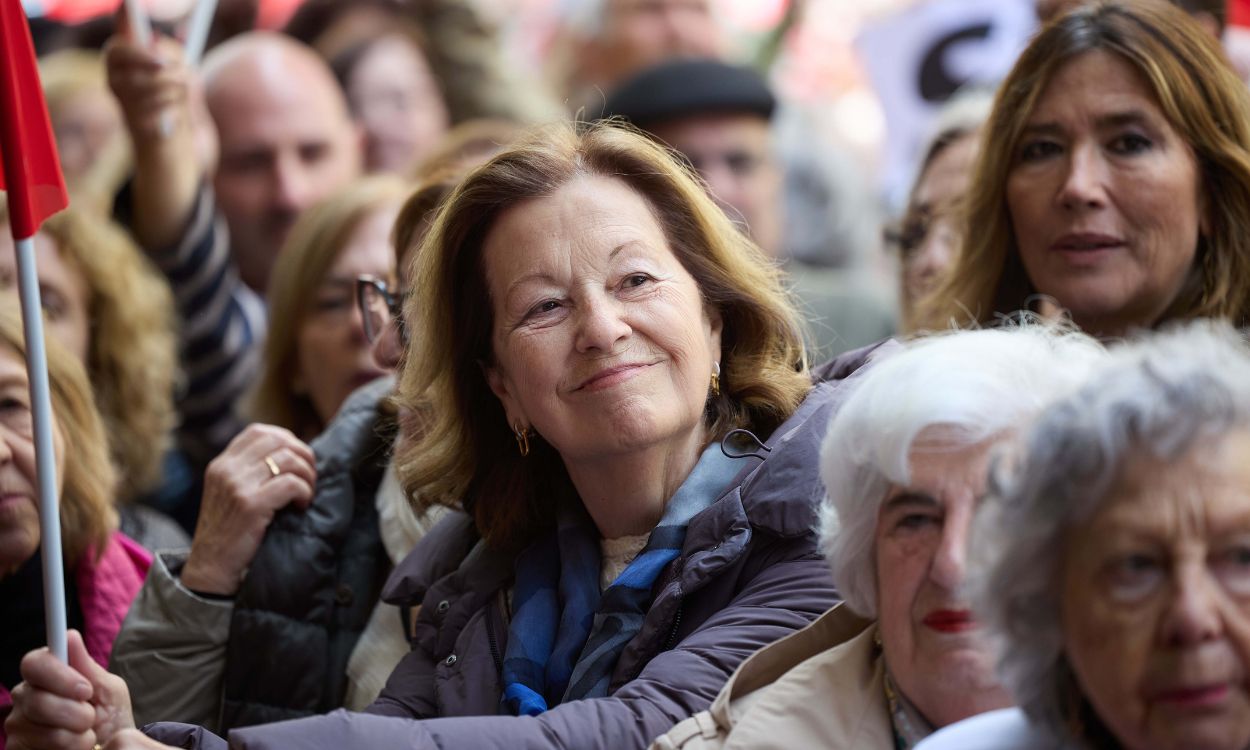 La ex eurodiputada y exmujer de Felipe González, Carmen Romero (c), durante una concentración en la calle de Ferraz en apoyo al presidente del Gobierno, Pedro Sánchez, en la sede del PSOE, a 27 de