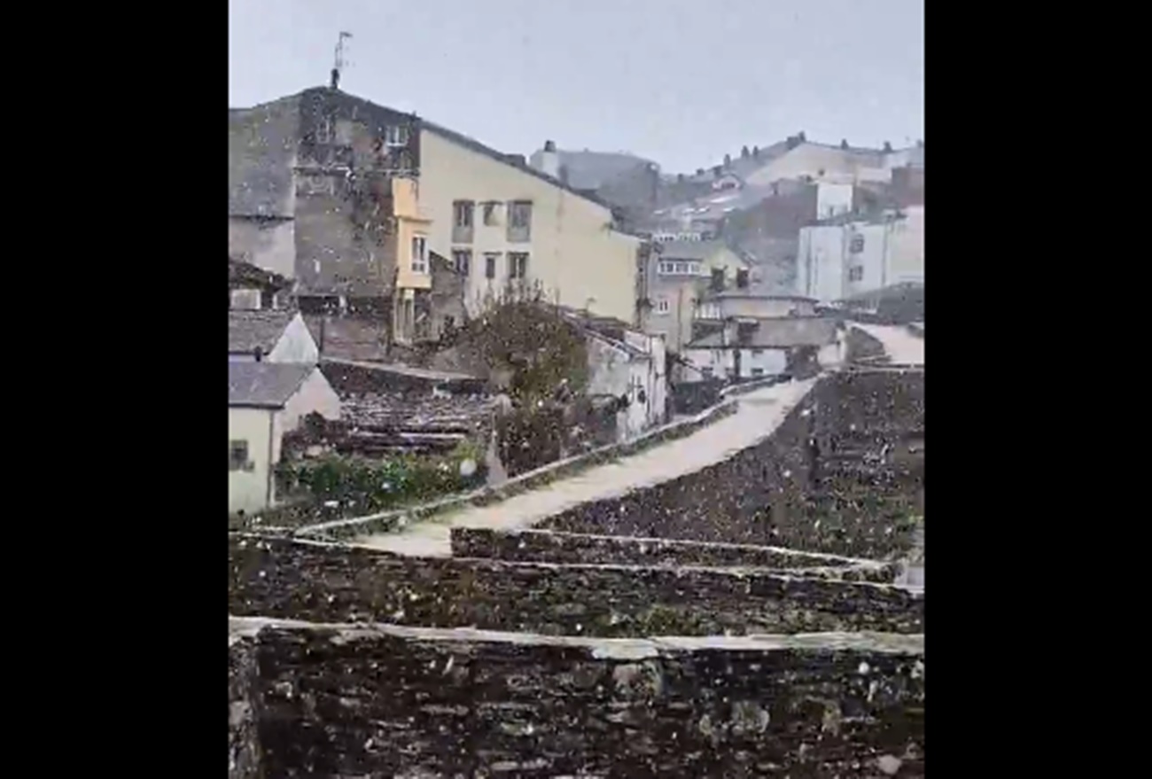 Nieva sobrel a muralla de Lugo a las puertas de mayo