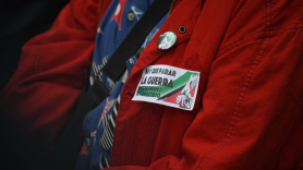 Una persona lleva una pegatina con un mensaje de protesta durante una concentración del mundo de la cultura para exigir el alto al fuego en Gaza. EP.