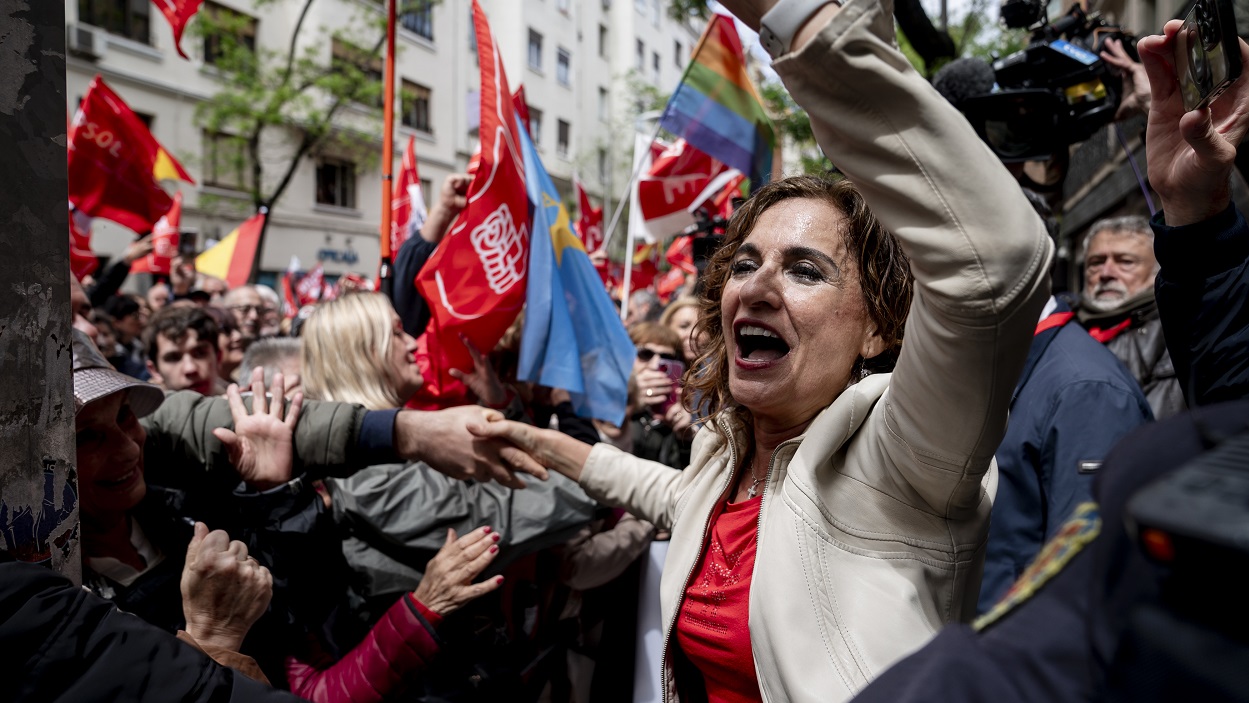 El PSOE monta una fiesta en Ferraz que espera que sobreviva al lunes. EP.