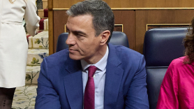Pedro Sánchez, el pasado miércoles en su escaño del Congreso. JESÚS HELLÍN/EP