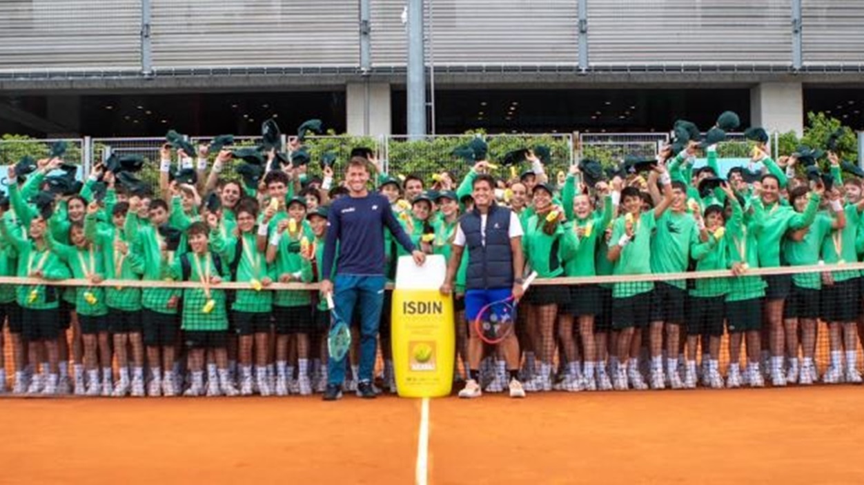Imagen de los tenistas con los recogepelotas |Foto de ISDN.