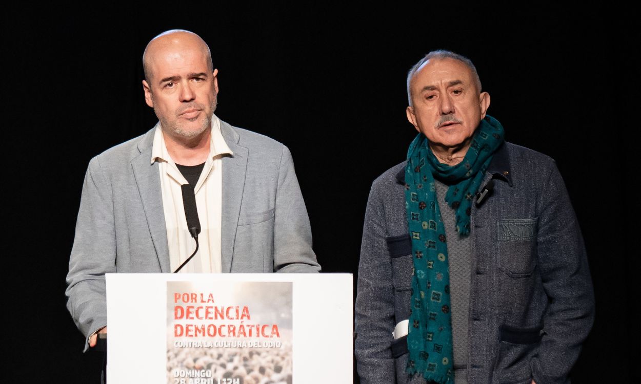 El secretario general de CCOO, Unai Sordo (i), y el secretario general de UGT, Pepe Álvarez (d), durante el acto ‘Por la Decencia Democrática’. EP