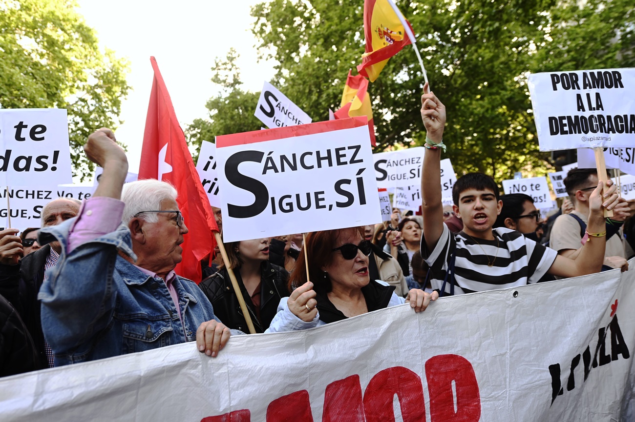 Miles de personas se manifiestan frente al Congreso en defensa de Pedro Sánchez
