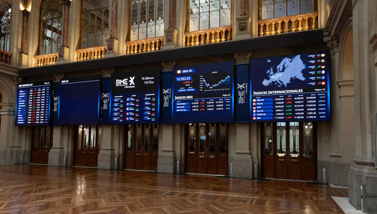 Paneles del Ibex en el Palacio de la Bolsa de Madrid. EP