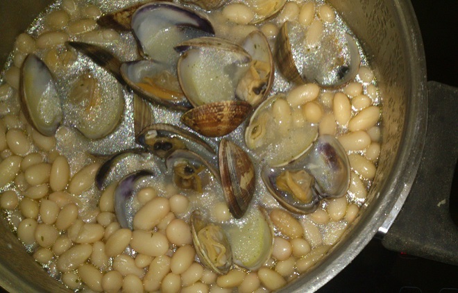 Pochas con almejas y manitas de cerdo empanadas