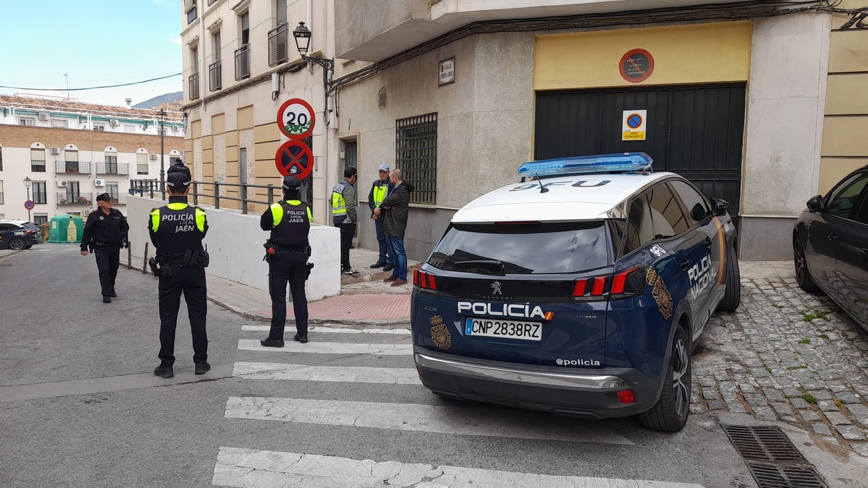 Agentes de la Policía Nacional en el lugar del suceso en Jaén. Europa Press