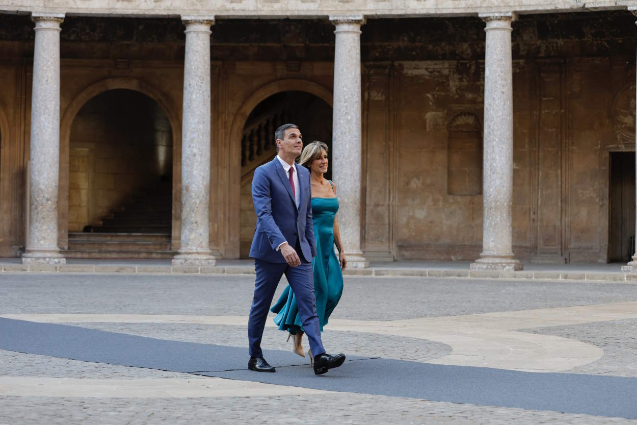 El presidente del Gobierno, Pedro Sánchez, y su mujer, Begoña Gómez, en la Alhambra. EP