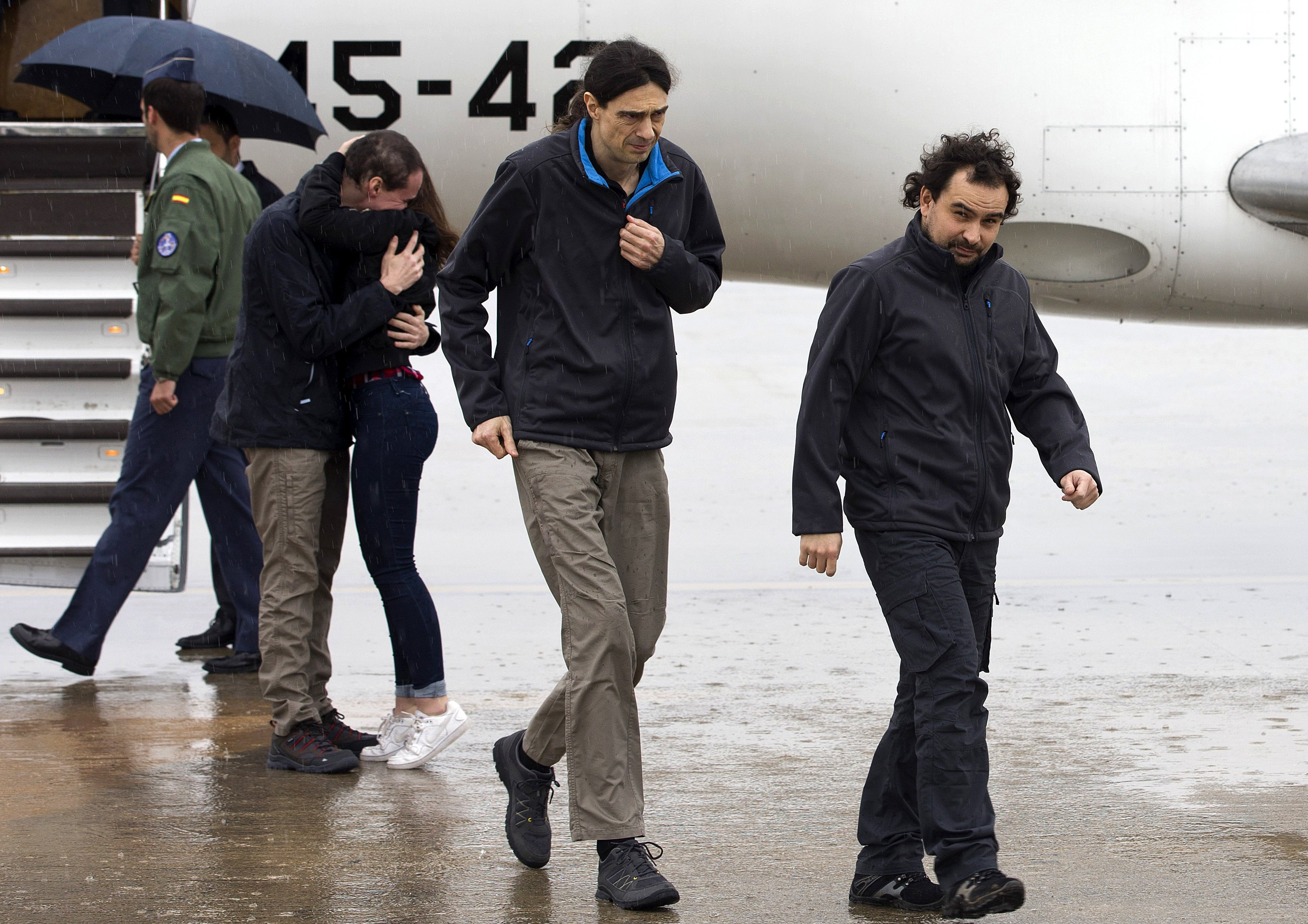 Fotografía facilitada por la Presidencia del Gobierno de los periodistas españoles Ángel Sastre (d), José Manuel López (c) y Antonio Pampliega (i, abrazando a un familiar)