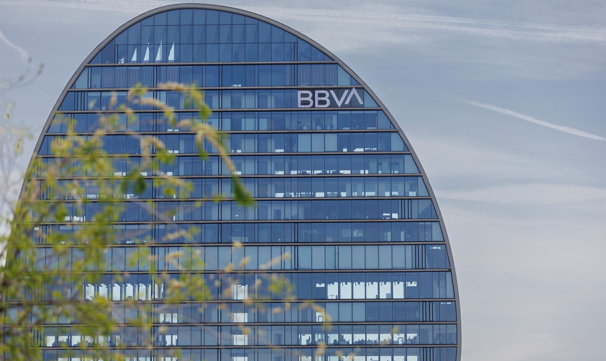 BBVA estudia una posible fusión con Sabadell. EP