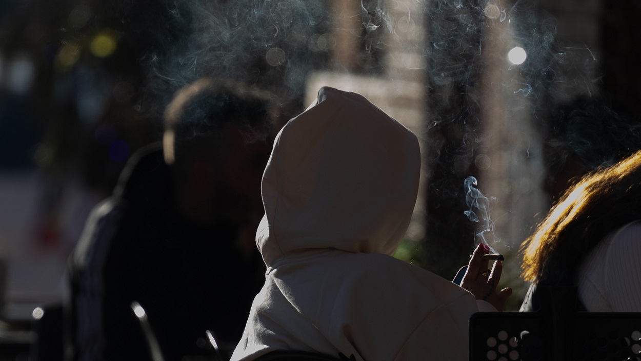 Una persona fumando en una terraza. EP/Archivo.