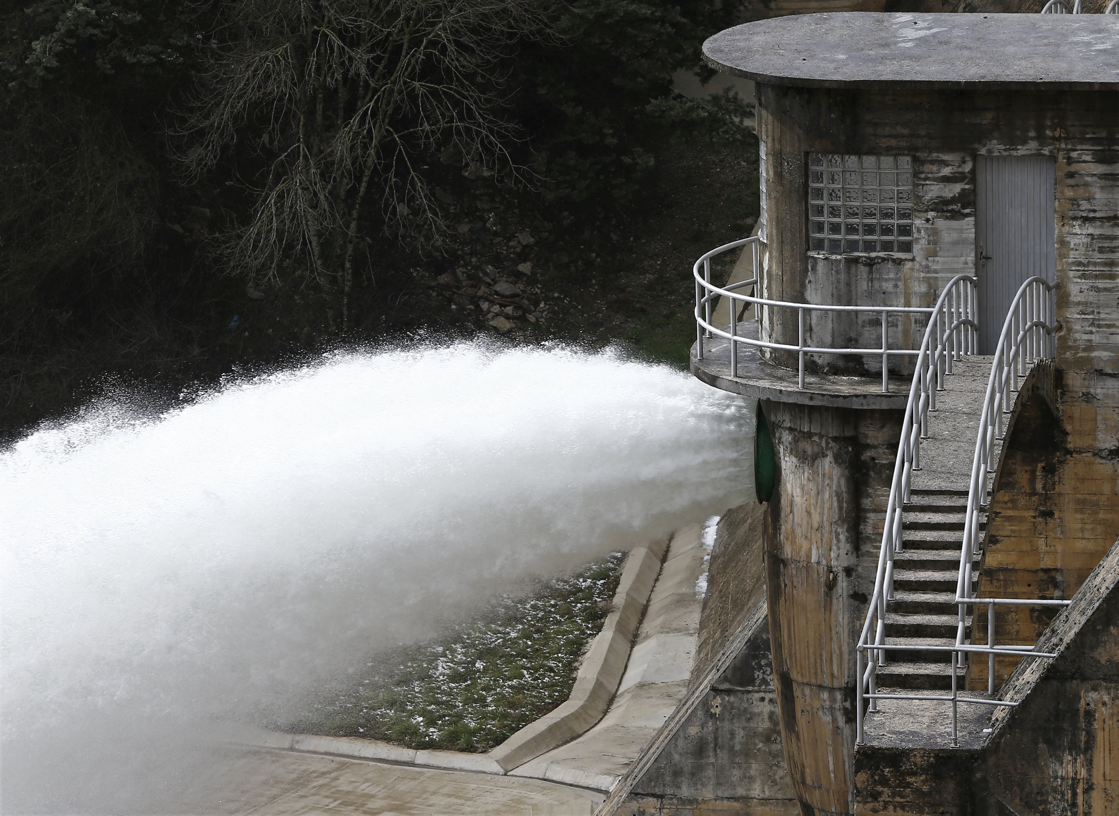 El pantano de Eugui desembalsando agua. 