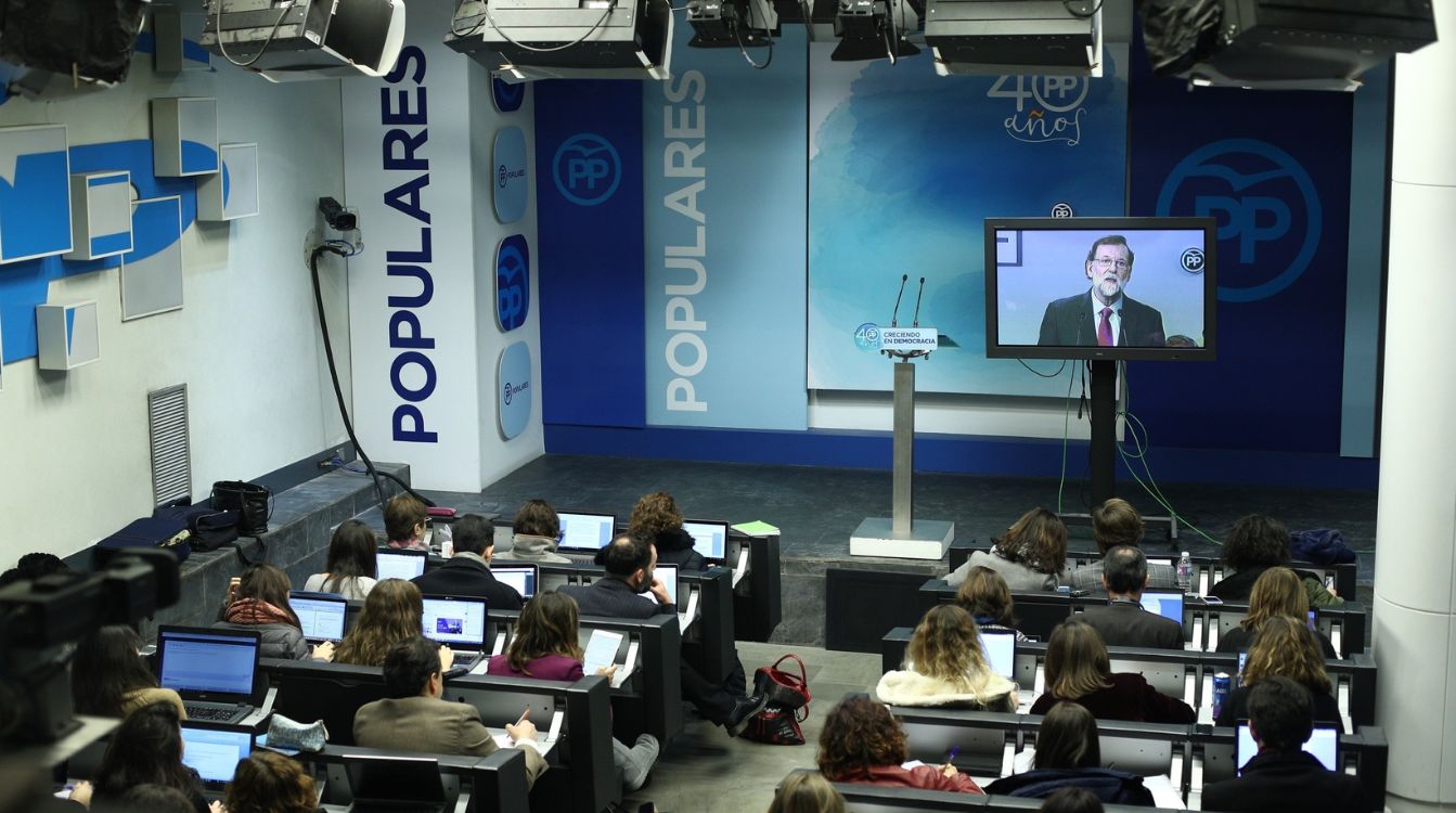 Esta imagen de los periodistas siguiendo las comparecencias de Mariano Rajoy a través de una pantalla de plasma ha sido una constante durante toda la legislatura