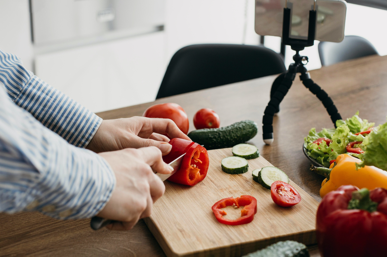 Corte de verduras sobre una tabla