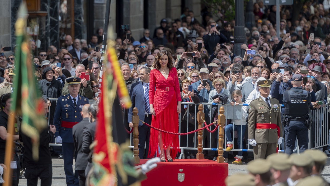 La presidenta de la Comunidad de Madrid, Isabel Diaz Ayuso, durante el acto cívico militar con motivo del Día de la Comunidad de Madrid en la Puerta del Sol, a 2 de mayo de 2024, en Madrid (España). EP.