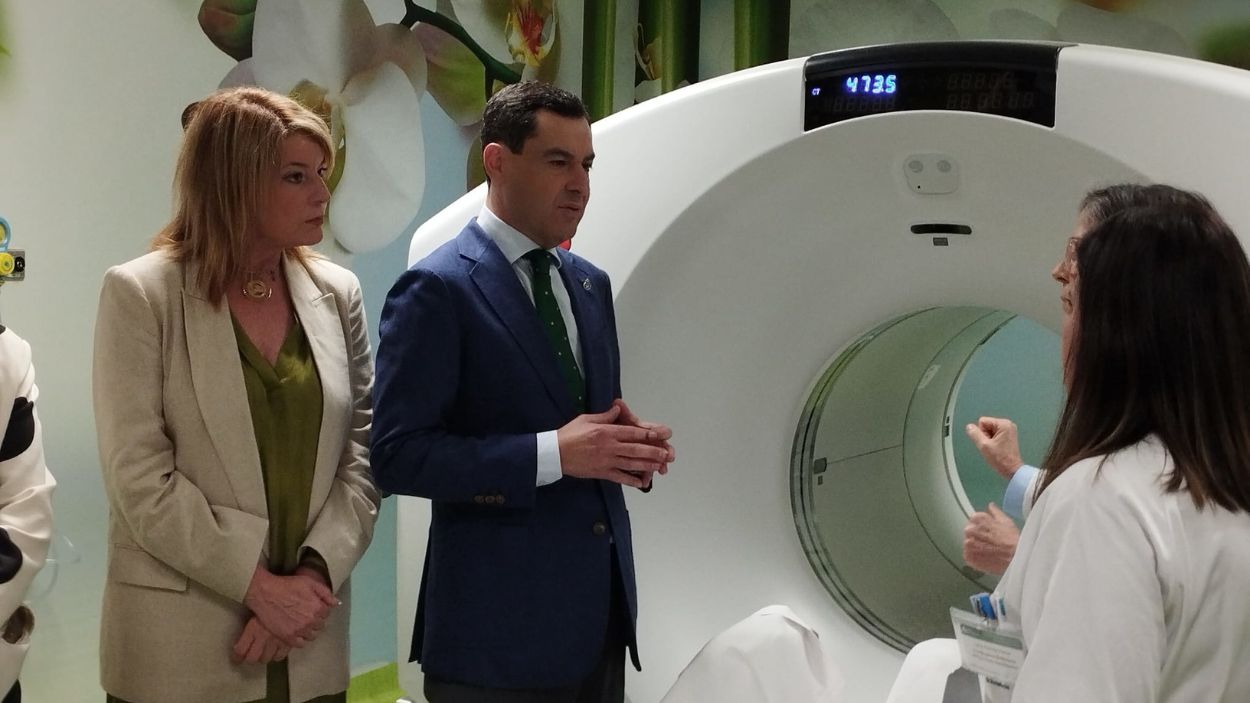 El presidente de la Junta de Andalucía, Juanma Moreno, junto a la alcaldesa de Huelva, Pilar Miranda, en la inauguración del nuevo PET TC del Hospital Juan Ramón Jiménez de Huelva. EP. 