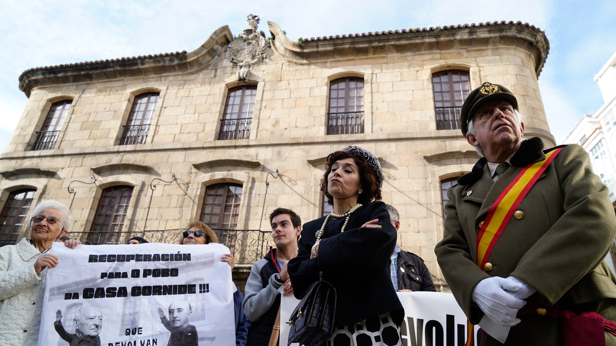 Imagen de las protestas frente a la Casa Cornide en A Coruña. Europa Press