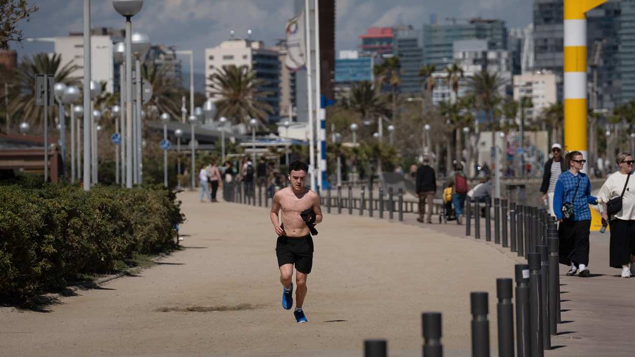 Un hombre corre en el paseo marítimo de la playa del Bogatell, Barcelona. EP