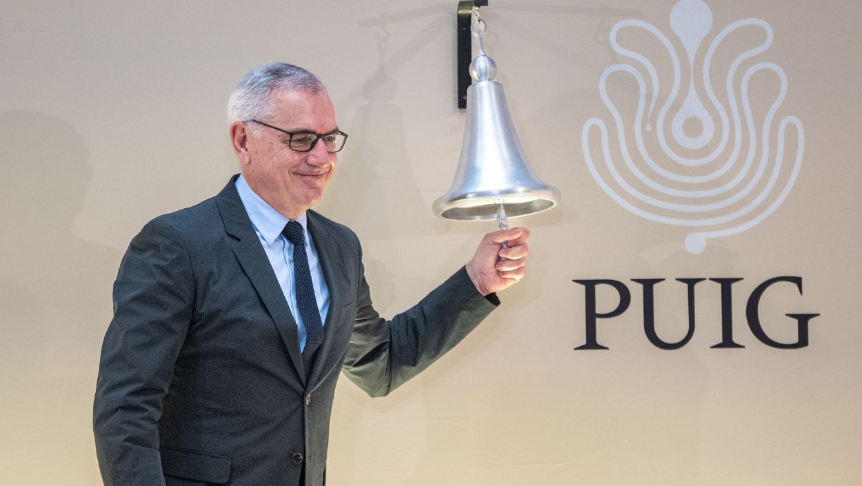 El presidente de Puig, Marc Puig, toca la campana en su salida a bolsa. EP
