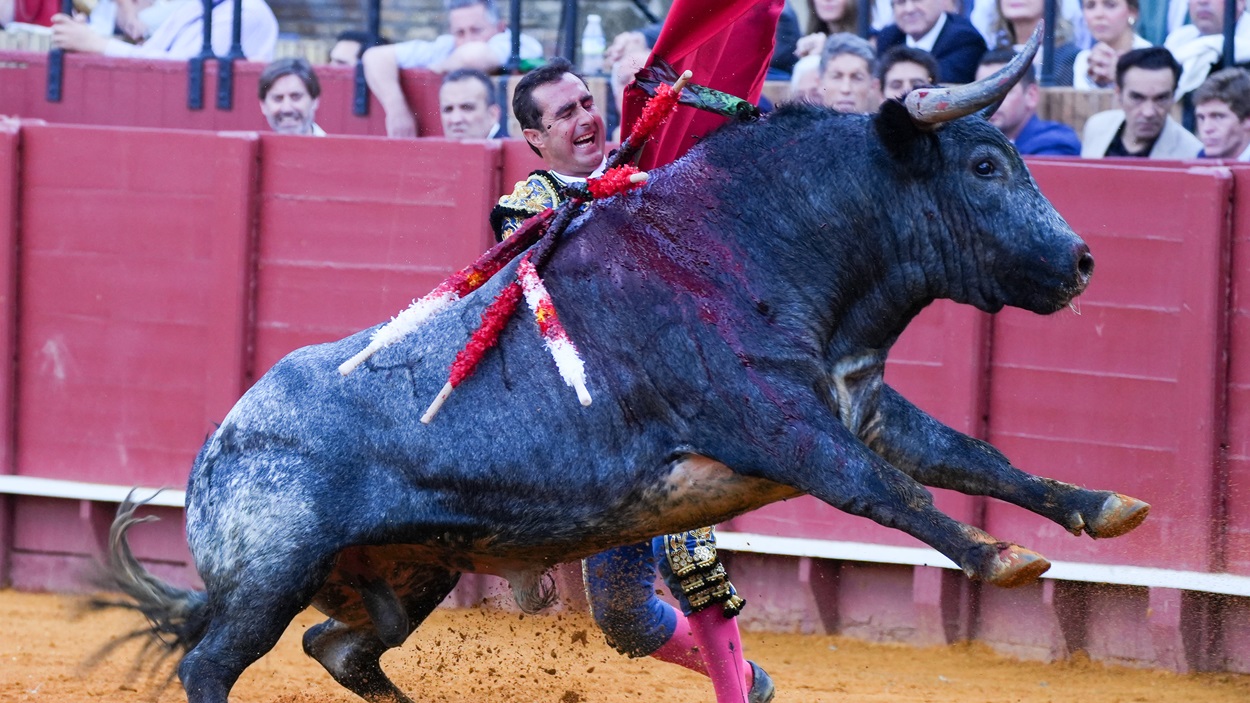 El torero David Fandila "El Fandi" durante su faena en la Maestranza, a 21 de abril de 2024, en Sevilla, Andalucía (España). EP.