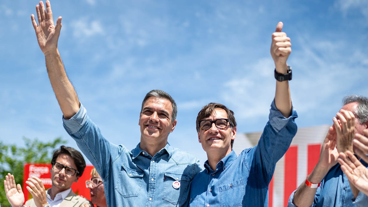 El secretario general del PSOE y presidente del Gobierno, Pedro Sánchez (i), y el líder del PSC y candidato a las elecciones catalanas, Salvador Illa (d), durante un mitin del PSC, a 4 de mayo de 2024, en Montmeló, Barcelona. EP.