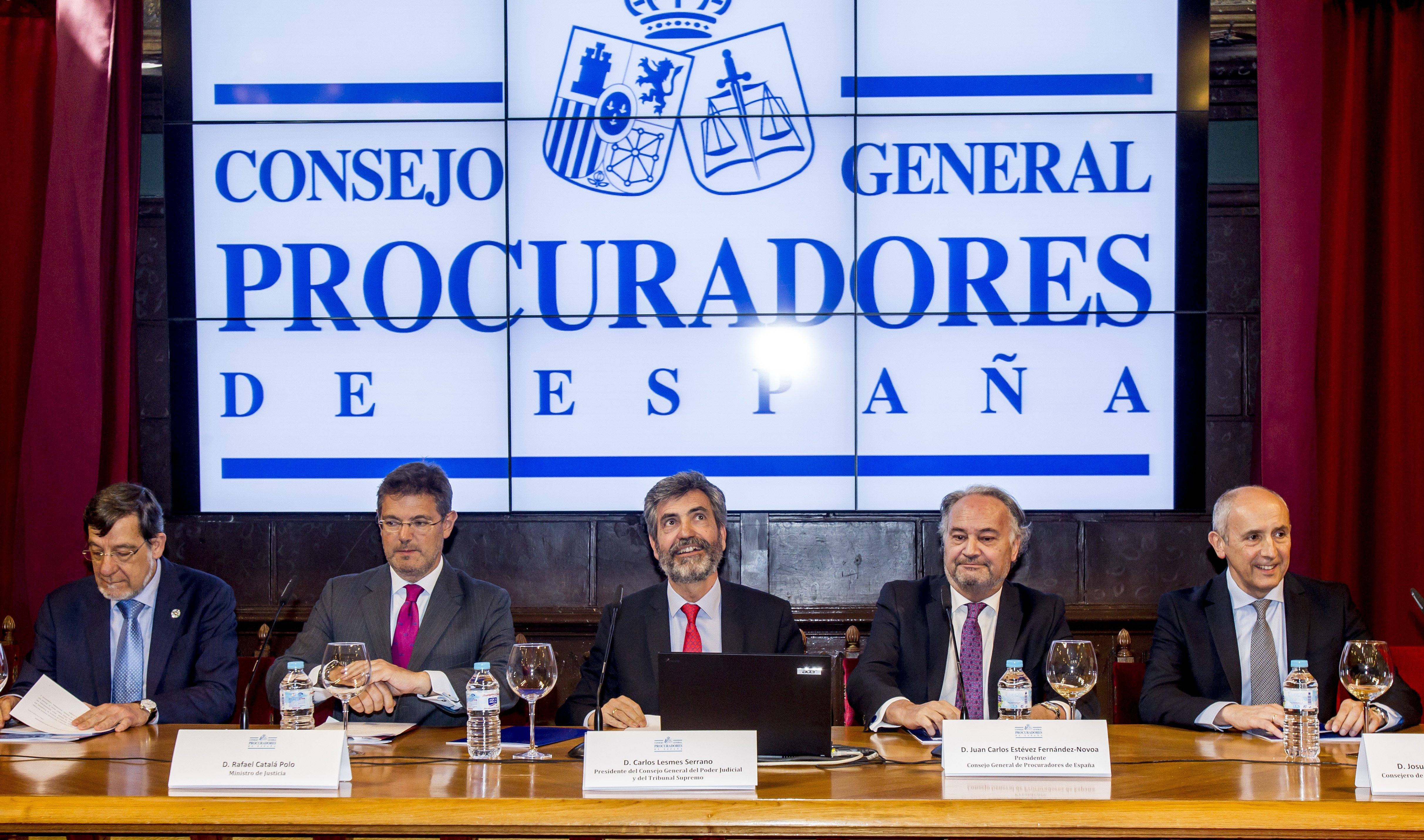 El presidente del CGPJ y del Supremo, Carlos Lesmes (c); el ministro de Justicia en funciones, Rafael Catalá (2i).