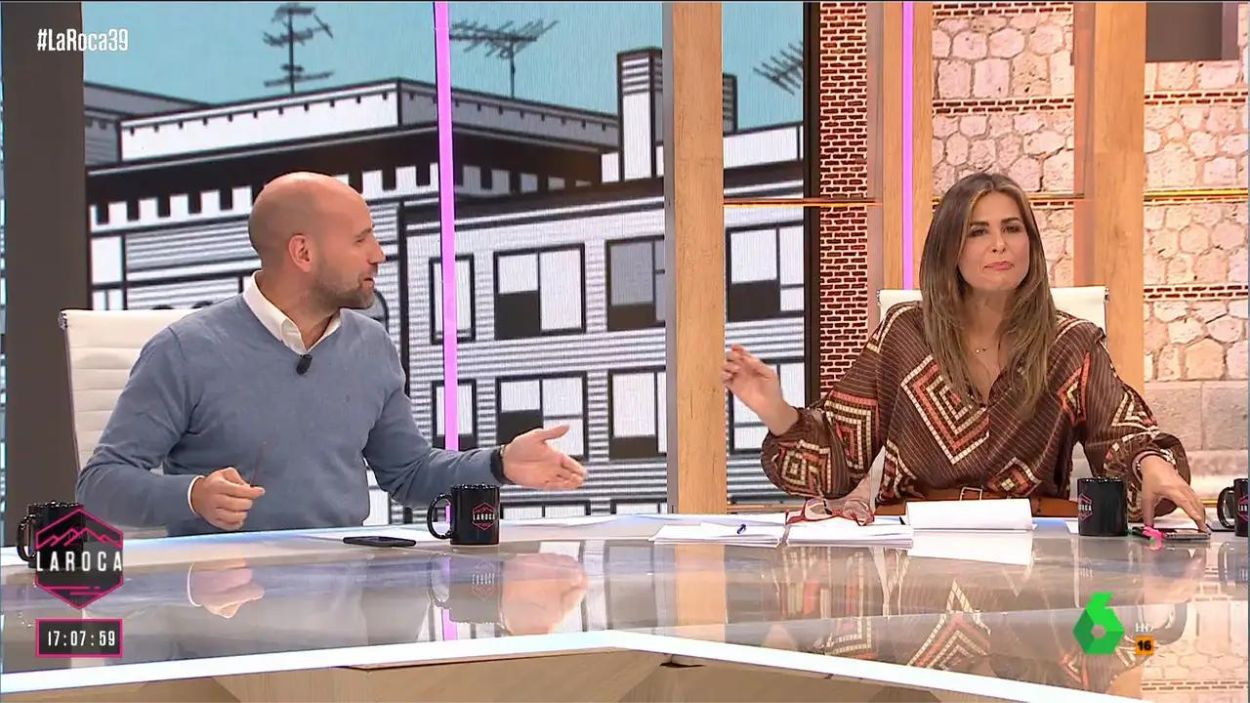 Nuria Roca aprovecha la ausencia de Gonzalo Miró para dejarle fuera de juego con este dardo. Atresmedia