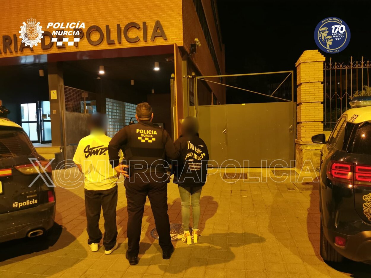 Agente de Policía Local con los dos padres detenidos. X (@MurciaPolicia)