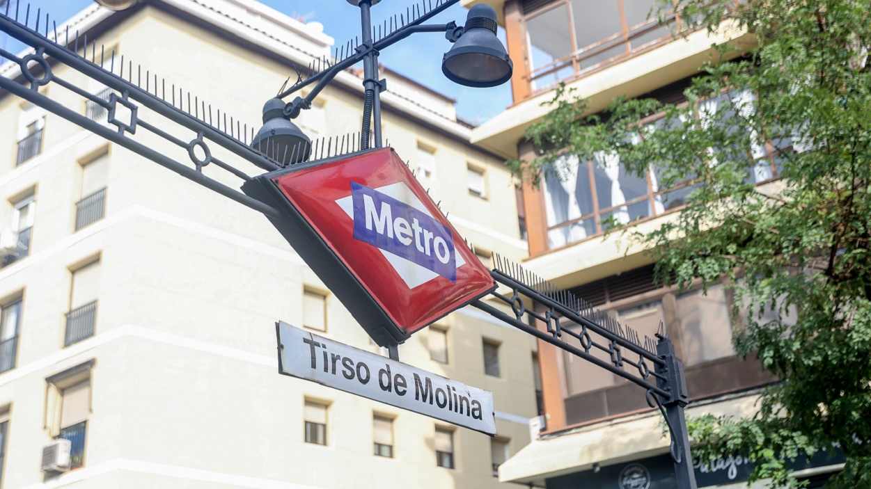 Muere un hombre arrollado por el metro en Madrid tras bajar con otro a las vías para orinar. EP
