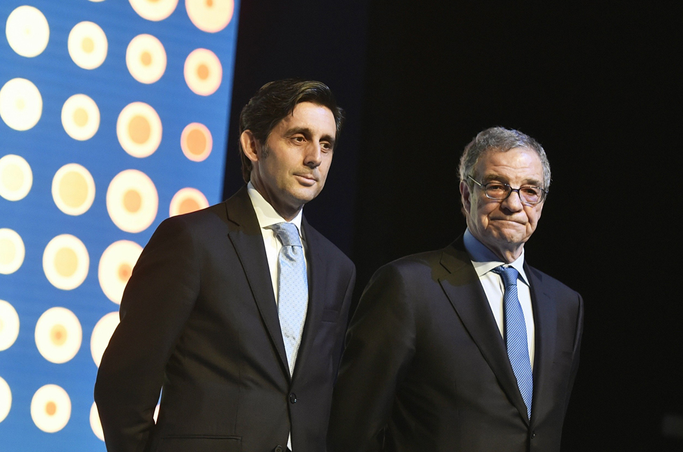 El presidente de Telefonica, José María Álvarez-Pallete, y su antecesor en el cargo, César Alierta, durante la junta general de accionistas