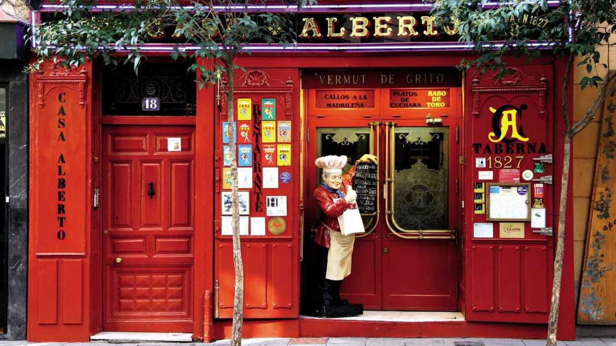 Este es el motivo histórico de las fachadas rojas de los bares de Madrid. Casa Alberto