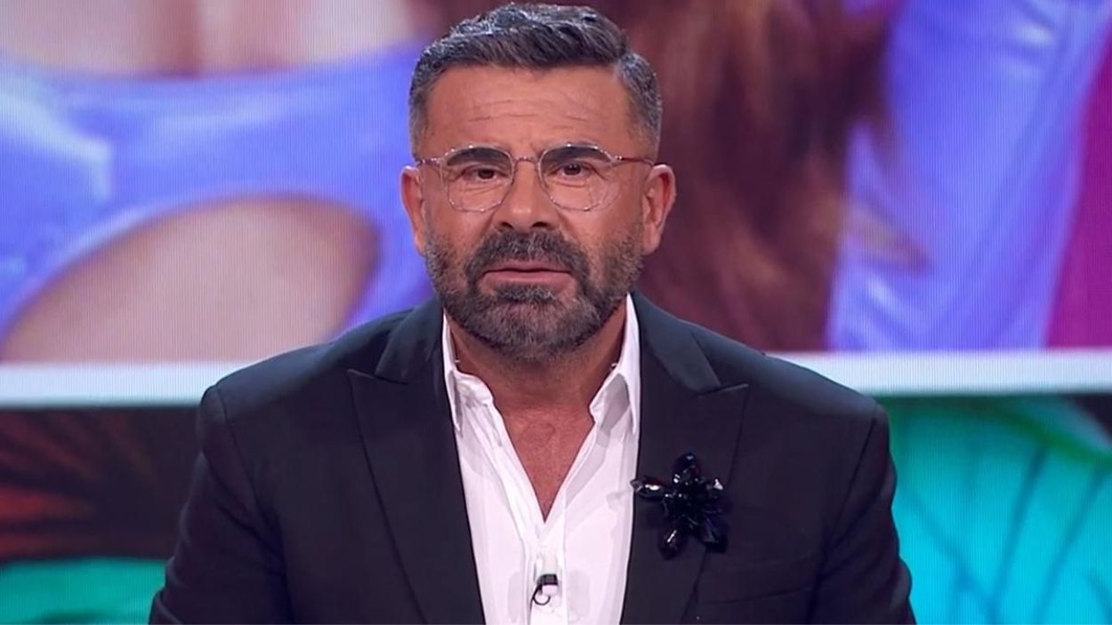 Jorge Javier tira de ironía para dar la bienvenida a Carlos Latre a través de Pedro Sánchez. Mediaset