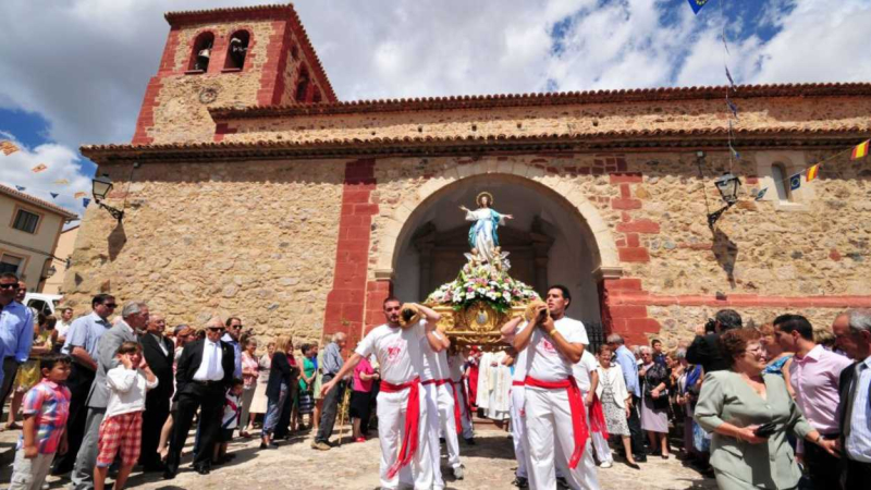 Iglesia Parroquial de la Virgen de Nuestra Señora de la Asunción durante las fiestas patronales. Ayuntamiento de Bronchales