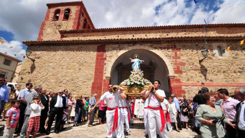 Iglesia Parroquial de la Virgen de Nuestra Señora de la Asunción durante las fiestas patronales. Ayuntamiento de Bronchales Iglesia Parroquial de la Virgen de Nuestra Señora de la Asunción durante las fiestas patronales. Ayuntamiento de Bronchales