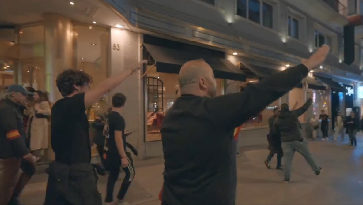 Neonazis paseando por Gran Vía (Madrid)